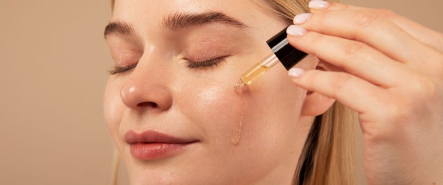 Arykuł banner - 5 najlepszych kosmetyk&oacute;w z retinolem - sprawdź nasz ranking najlepszych produkt&oacute;w z retinolem i poznaj najskuteczniejsze serum z retinolem, preparaty z retinalem oraz kremy z retinolem