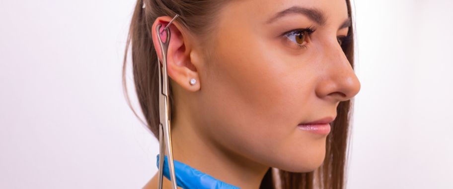 Arykuł banner - Jak dbać o świeże przekłucie ucha i na czym polega pielęgnacja piercingu? Jak wygląda przekłuwanie dziurki? Sprawdź, jak dbać o piercing by gojenie się ranki przebiegało prawidłowo