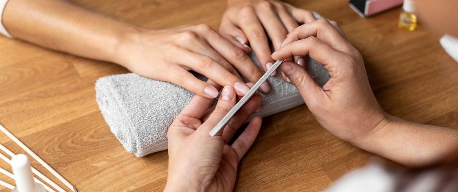 Arykuł banner - Jak wykonać paznokcie tytanowe krok po kroku i czy to dobra alternatywa dla hybrydy? Sprawdź, jak wykonać manicure tytanowy krok po kroku!