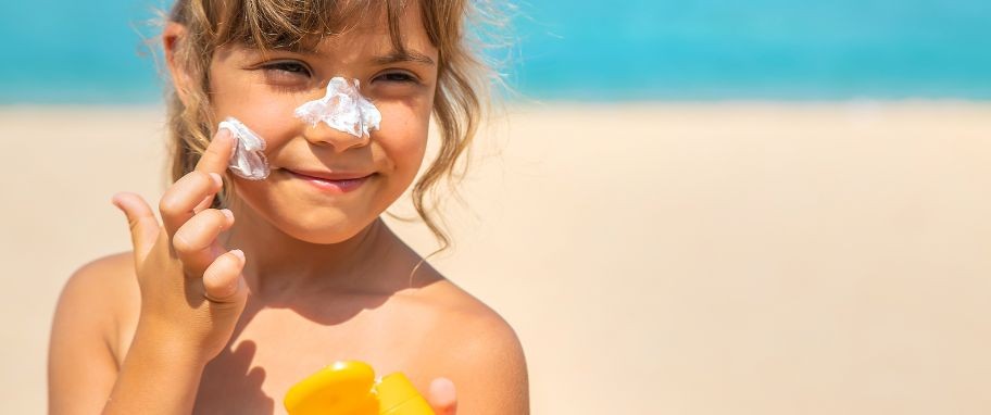 Arykuł banner - Najlepszy krem z filtrem dla dzieci i dla całej rodziny - ranking najlepszych krem&oacute;w przeciwsłonecznych dla dzieci i niemowląt z ochroną UV i SPF 50. Chemiczne i mineralne filtry przeciwsłoneczne