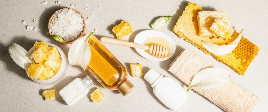 Arykuł banner - Naturalne kosmetyki z miodem, kremy z propolisem, szampony miodowe i inne kosmetyki na bazie miodu i propolisu - jak działają kosmetyki naturalne na bazie miodu i innych produkt&oacute;w pszczelich?