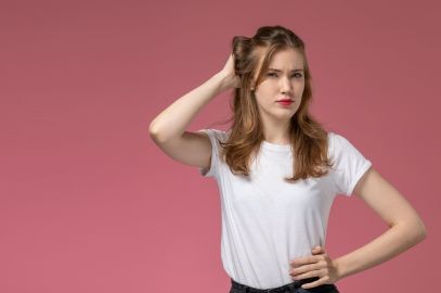 Zdjęcie artykułu - Cofnięta linia włos&oacute;w i łysienie z lewej lub prawej strony u kobiet &ndash; przyczyny i leczenie. Dlaczego jedna strona moich włos&oacute;w na głowie jest mniej gęsta, ma zakole i przerzedza się?