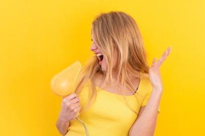 Zdjęcie artykułu - Jak pozbyć się ż&oacute;łtego odcienia włos&oacute;w? Sprawdź, jak zniwelować ż&oacute;łty kolor włos&oacute;w po rozjaśnianiu i ochłodzić blond najlepszymi kosmetykami na chłodny odcień blondu po koloryzacji
