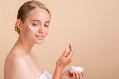 Zdjęcie artykułu - Mikroigły w kosmetykach poprawiające teksturę sk&oacute;ry - kremy z mikroigłami lub serum zawierające mikroigły w pielęgnacji sk&oacute;ry. Jak działają kosmetyki z mikroigłami?