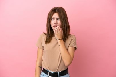 Zdjęcie artykułu - Obgryzanie paznokci i sk&oacute;rek - jakie są przyczyny tego nawyku, czym jest onychofagia i jak przestać obgryzać paznokcie?