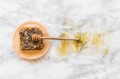 Zdjęcie artykułu - Propolis &ndash; właściwości i zastosowanie. Jak działa propolis, nazywany r&oacute;wnież kitem pszczelim?