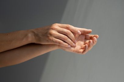 Zdjęcie artykułu - Sucha sk&oacute;ra na dłoniach - przyczyny suchej i pękającej sk&oacute;ry na dłoniach. Schodząca sk&oacute;ra z dłoni i łuszczenie sk&oacute;ry na dłoniach i stopach - pielęgnacja