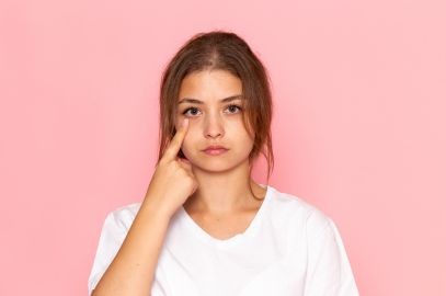 Zdjęcie artykułu - Worki pod oczami i spuchnięte powieki: jakich kosmetyk&oacute;w używać, by pozbyć się work&oacute;w pod oczami?