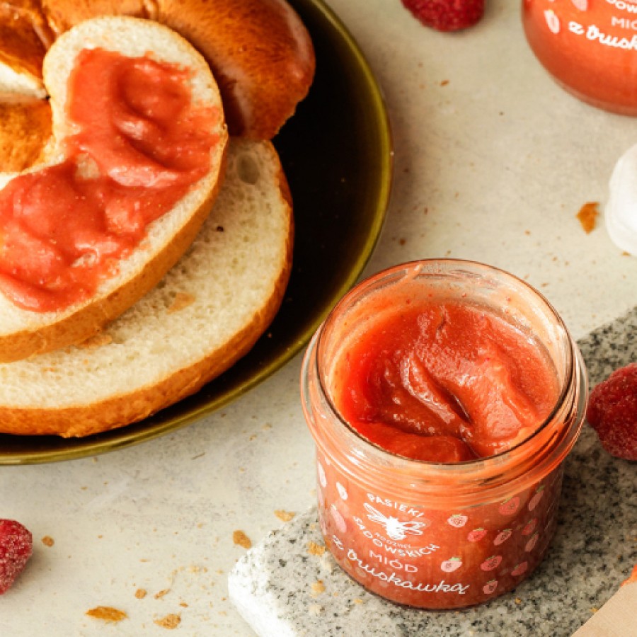 Zdjęcie produktu - 4 PASIEKI RODZINY SADOWSKICH Zestaw Mi&oacute;d z maliną, 430g + Mi&oacute;d z cytryną, 430g + Mi&oacute;d z truskawką, 430g