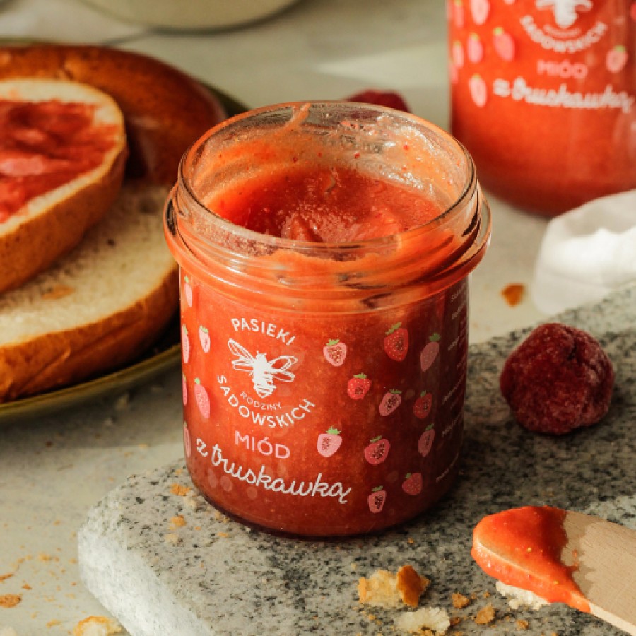 Miniaturka artykułu - #0 PASIEKI RODZINY SADOWSKICH Mi&oacute;d z truskawką, 430g