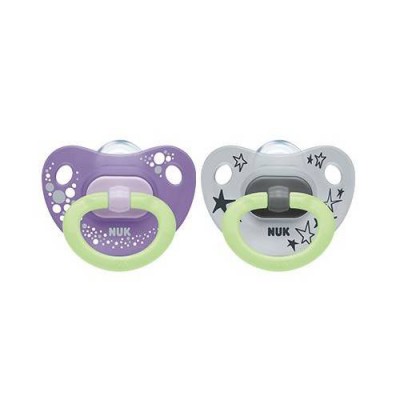 Miniaturka artykułu - NUK Happy Nights Silikonowy smoczek (6-18m) fioletowy/szary, 2szt.